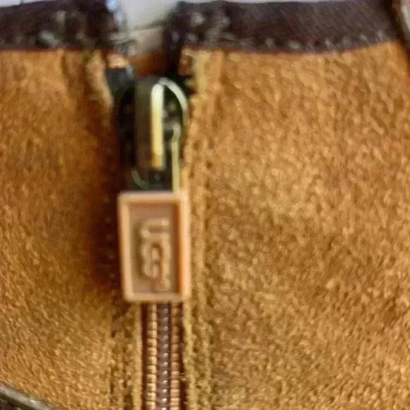 Ugg Child size 4 hiking boot. - Picture 5 of 9